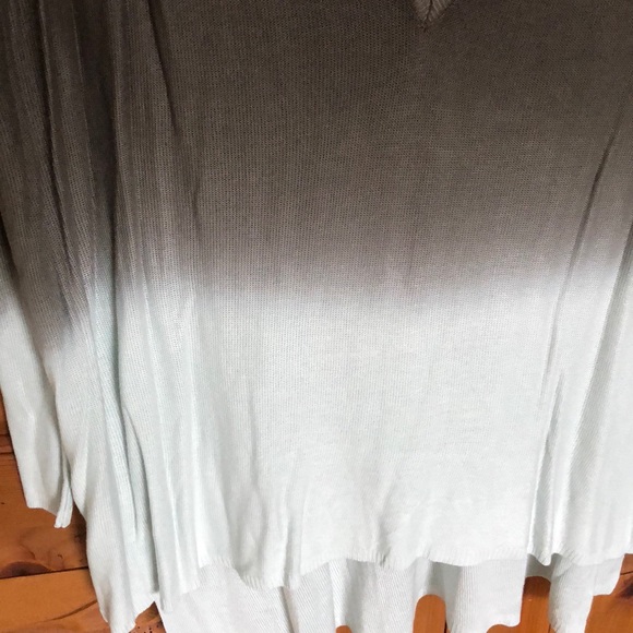 XS Ombré mint and grey top with deep v-neck - Picture 2 of 3
